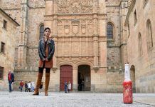La alumna de Bellas Artes Zoa Monzón diseña la etiqueta de la botella del VIII Centenario de la USAL La alumna de Bellas Artes Zoa Monzón diseña la etiqueta de la botella conmemorativa del VIII Centenario de la Universidad de Salamanca