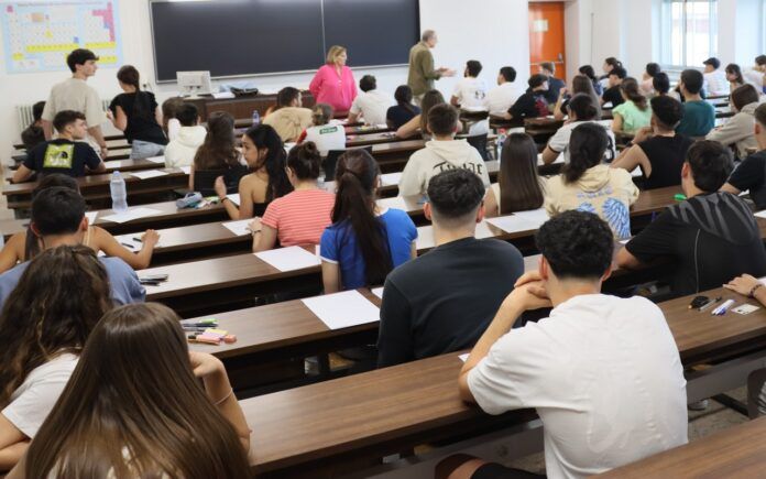 Aula Examen Ebau Universidad extraordinaria 2024 Consejos PAU 2025 notas PAU Universidad Salamanca 2025 nuevo grado usal descenso notas corte USAL 2025