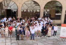 Los estudiantes con mejores notas en la EBAU reciben sus premios en el Paraninfo Los estudiantes con mejores notas en la EBAU reciben sus premios en el Paraninfo
