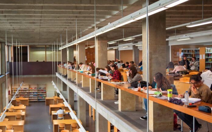 Biblioteca Universidad Salamanca Becas y ayudas estudio junta castilla y león. Requisitos beca Sicue. Calendario Universidad Salamanca 2025 2026 Bibliotecas 24 horas Salamanca 2026 2027