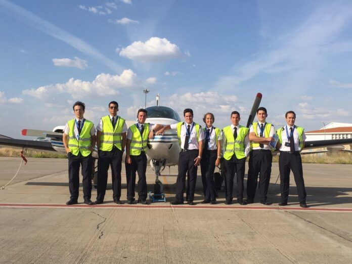 Adventia escuela aviación Universidad Salamanca piloto air europa