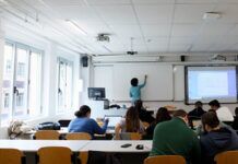 La Junta de Castilla y León creará 178 plazas de profesores en la Universidad de Salamanca profe universidad aula clase