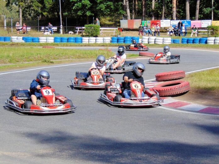 Jóvenes participando en una carrera de karting en Salamanca durante la Noche de Karting gratuita organizada por el Ayuntamiento Actividades gratuitas para jóvenes en Salamanca noviembre 2025