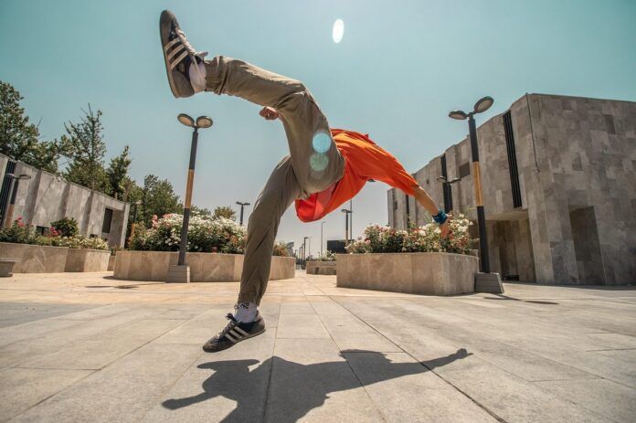 Joven practicando parkour al aire libre Deporte