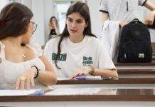 Becas de la Fundación Inés Luna Terrero de hasta 4 mil € para estudiantes de Grado y Máster Estudiantes conversando en el aula durante la PAU 2025 en Salamanca examen. matrícula automatrícula usal 2025 Becas Fundación Inés Luna Terrero 2026