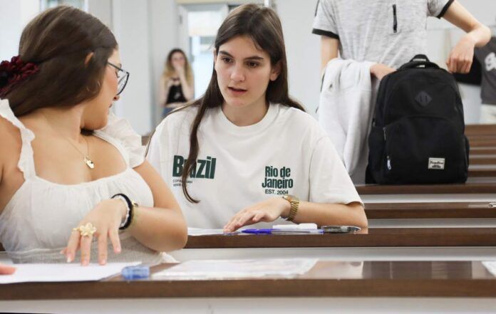 Estudiantes conversando en el aula durante la PAU 2025 en Salamanca examen. matrícula automatrícula usal 2025 Becas Fundación Inés Luna Terrero 2026