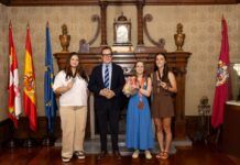El rector de la Universidad de Salamanca recibe a las medallistas de la temporada 2024/2025 medallistas usal deportistas
